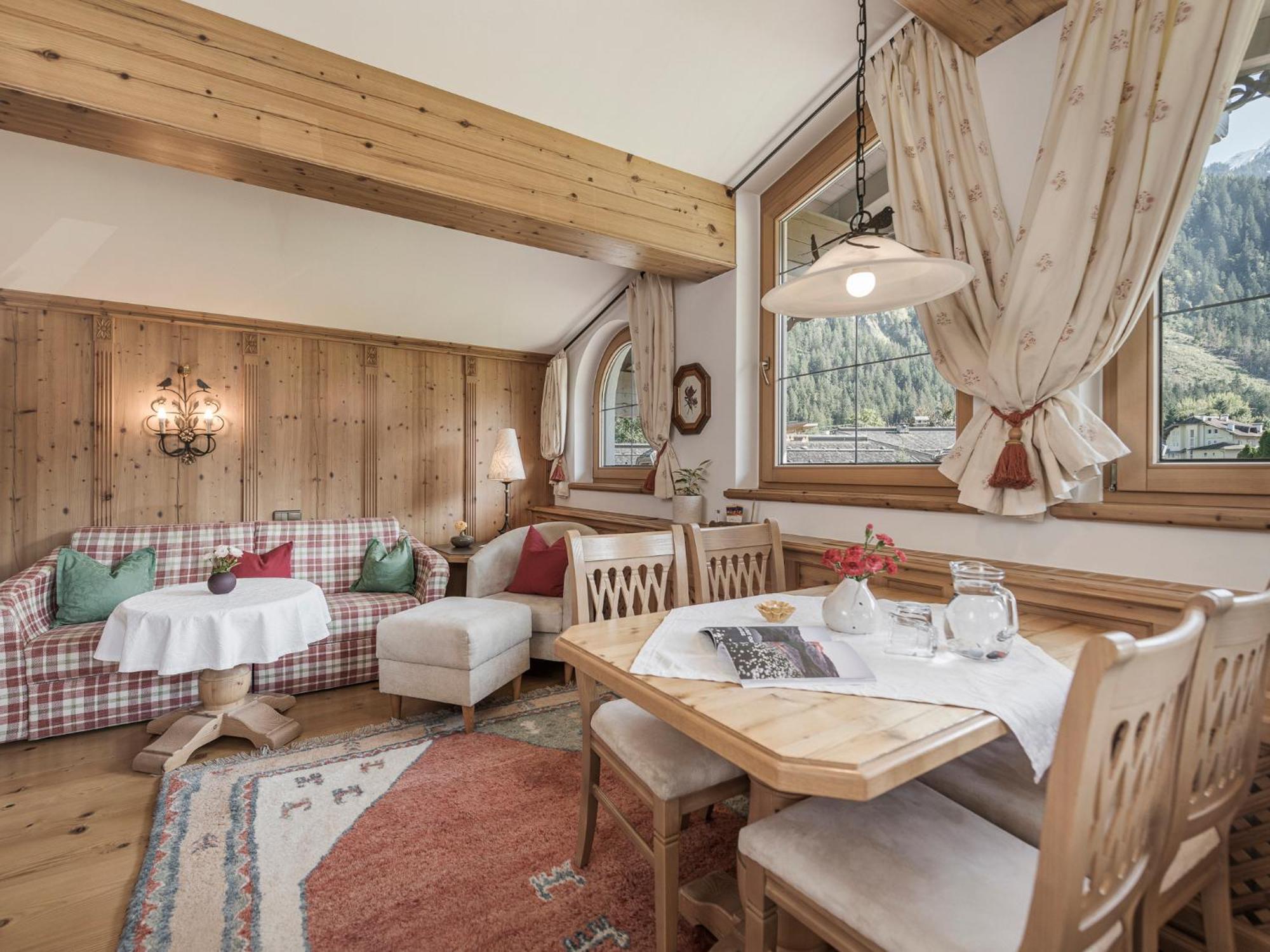 Apparthotel "Landhaus Veronika" Mayrhofen Exterior photo