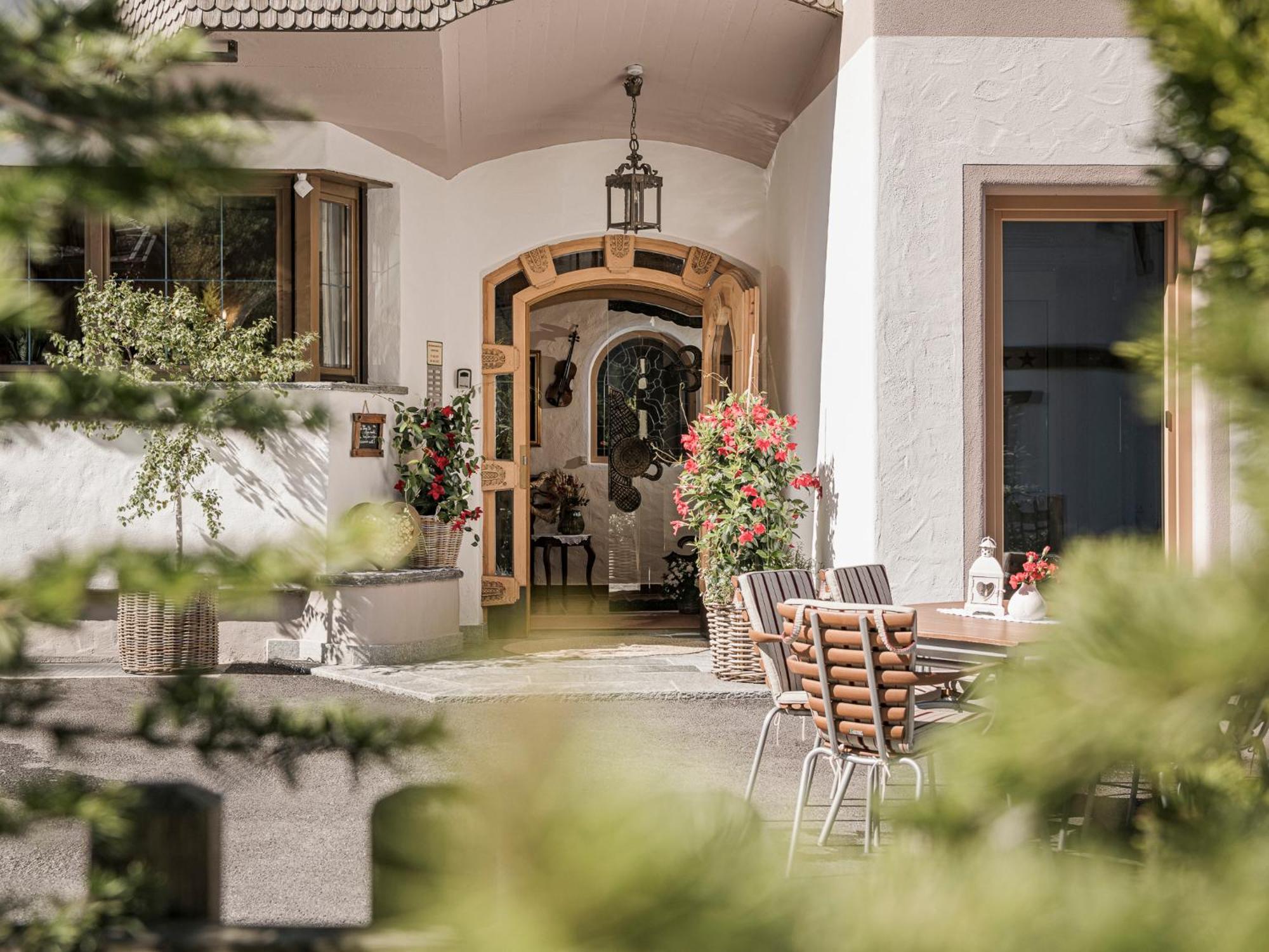 Apparthotel "Landhaus Veronika" Mayrhofen Exterior photo