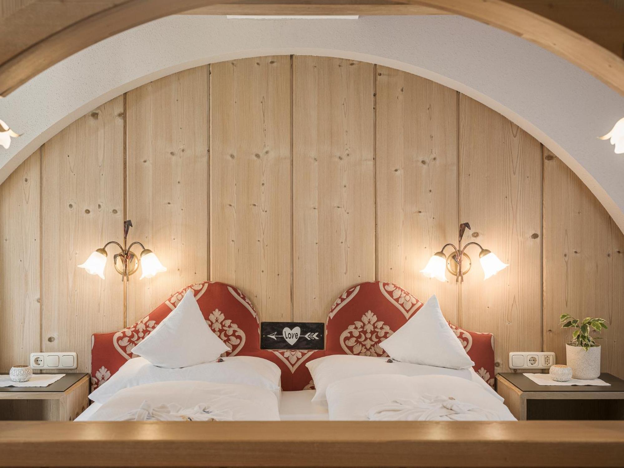 Apparthotel "Landhaus Veronika" Mayrhofen Exterior photo